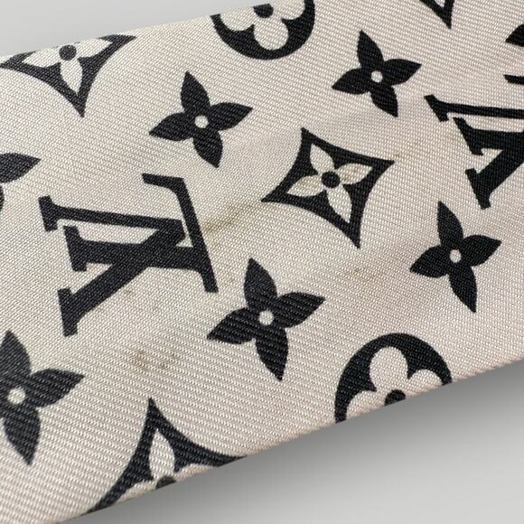 LOUIS VUITTON Silk Monogram Rising Confidential BB Bandeau Black Rose - Picture 8 of 8